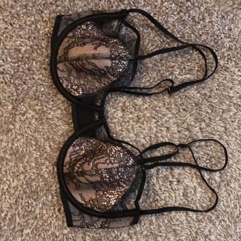 Slightly lined, peekaboo bra